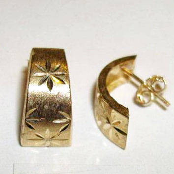 Beautiful solid 9ct gold designer stud