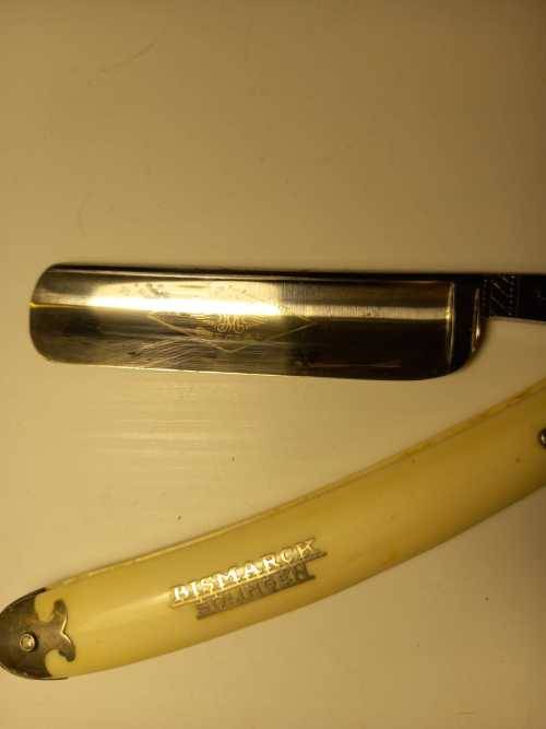 ANTIQUE STRAIGHT RAZOR (CUT THROAT)