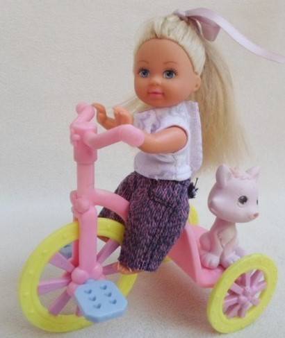 BARBIE'S LITTLE SISTER KELLY/SHELLY GIVING HER KITTY A RIDE ON HER TRICYCLE!!