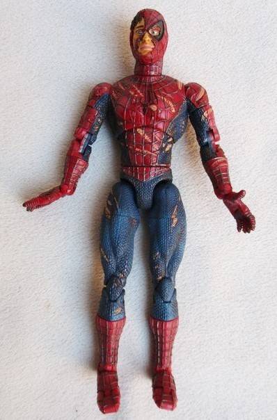 RARE 2002 MARVEL LEGENDS SPIDERMAN MOVIE - BATTLE RAVAGED SPIDERMAN!!