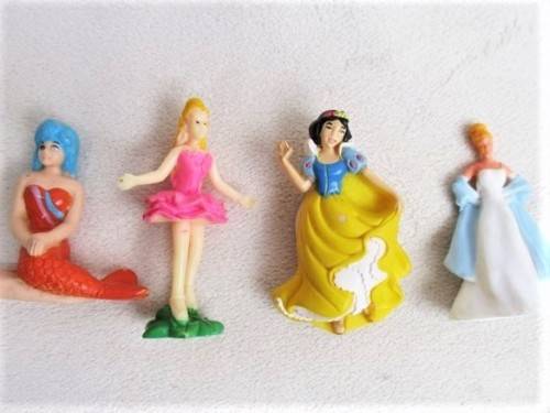 A GROUP OF TWENTY TWO HARD PLASTIC PRINCESSES AND OTHER DOLLIES - GREAT CHRISTMAS DELIGHT!!
