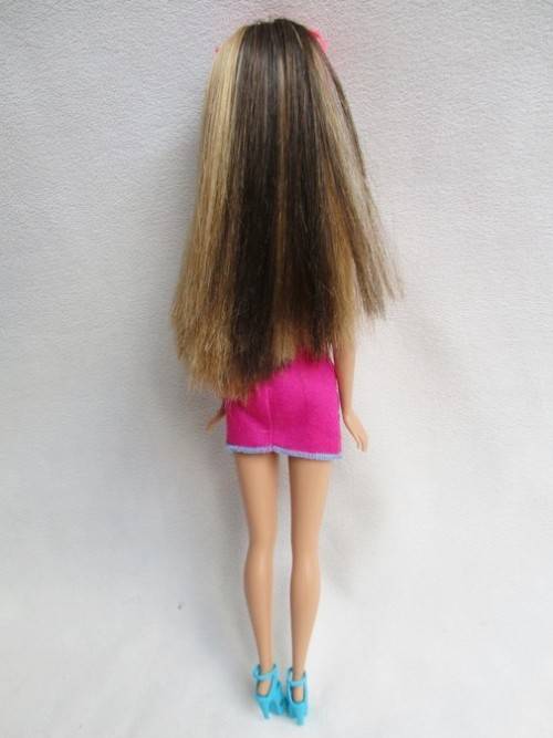PRETTY MATTEL BARBIE WITH STREAKED HAIR