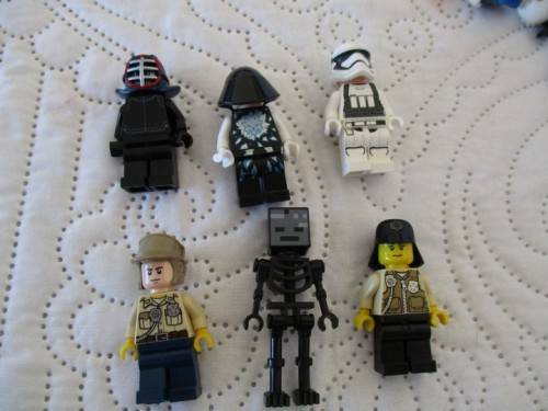 CRAZY R1 START -  A WHOLE LOT OF GENUINE LEGO MINI FIGURES AND ANIMALS PLUS A FEW OTHER GOODIES