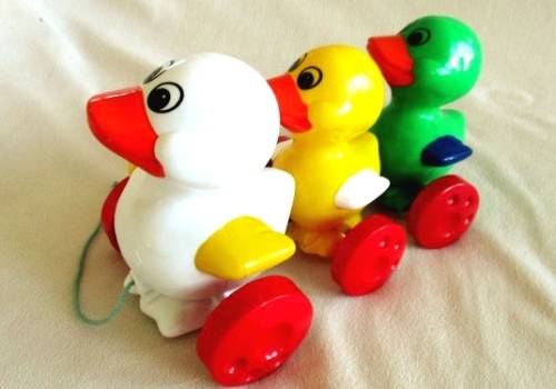 THREE COLOURFUL SIMBA TOYS PULL ALONG DUCKS