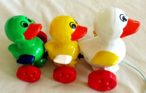 THREE COLOURFUL SIMBA TOYS PULL ALONG DUCKS