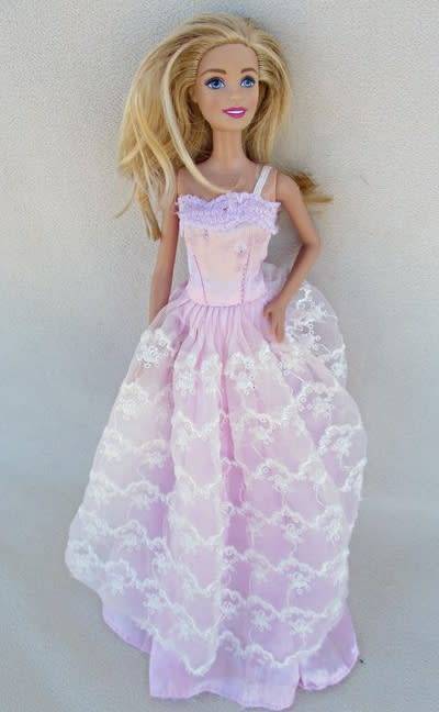 A PRETTY MATTEL BARBIE DOLL