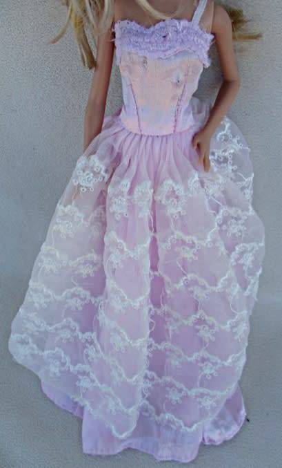 A PRETTY MATTEL BARBIE DOLL