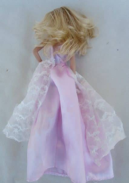 A PRETTY MATTEL BARBIE DOLL