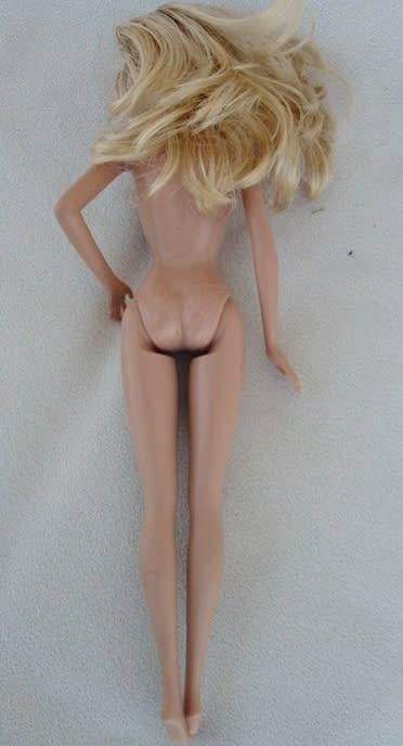 A PRETTY MATTEL BARBIE DOLL