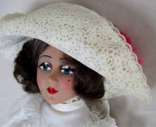 EXQUISITE VINTAGE ART DECO NOUVELLE VOGUE FLAPPER DOLL BY Z & Z - 61CM TALL - VINYL (NOT PORCELAIN)