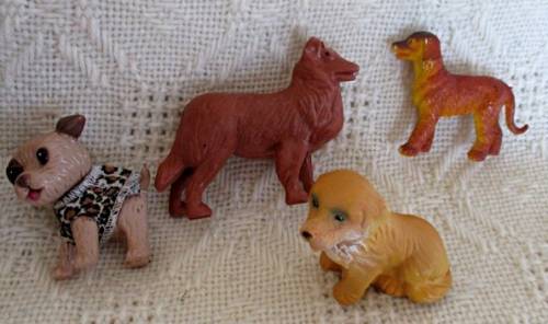 CUTE STAND DISPLAYING 15 COLLECTABLE SMALL DOGS
