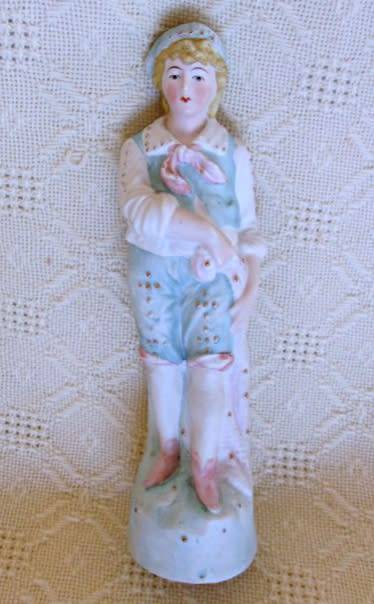 A STUNNING VINTAGE/ANTIQUE HAND PAINTED PARIAN WARE FIGURE OF BOY IN PERIOD DRESS