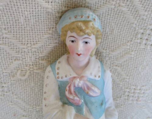 A STUNNING VINTAGE/ANTIQUE HAND PAINTED PARIAN WARE FIGURE OF BOY IN PERIOD DRESS