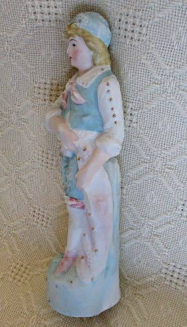 A STUNNING VINTAGE/ANTIQUE HAND PAINTED PARIAN WARE FIGURE OF BOY IN PERIOD DRESS