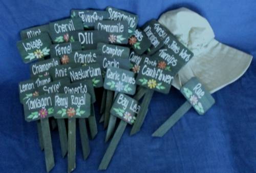 FOR THE AVID HERB GARDENER - 30 PRETTY WOODEN SIGNS AND AN UNUSED GARDEN HAT!
