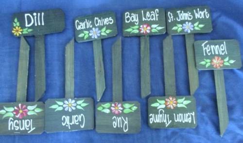 FOR THE AVID HERB GARDENER - 30 PRETTY WOODEN SIGNS AND AN UNUSED GARDEN HAT!