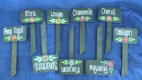 FOR THE AVID HERB GARDENER - 30 PRETTY WOODEN SIGNS AND AN UNUSED GARDEN HAT!