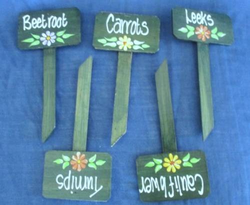FOR THE AVID HERB GARDENER - 30 PRETTY WOODEN SIGNS AND AN UNUSED GARDEN HAT!