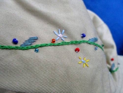 FOR THE AVID HERB GARDENER - 30 PRETTY WOODEN SIGNS AND AN UNUSED GARDEN HAT!