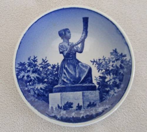 SIX VERY COLLECTABLE MINIATURE SCANDINAVIAN DISPLAY PLATES - ROYAL COPENHAGEN (ONE SIGNED)AND ARABIA