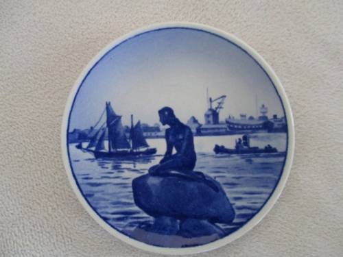 SIX VERY COLLECTABLE MINIATURE SCANDINAVIAN DISPLAY PLATES - ROYAL COPENHAGEN (ONE SIGNED)AND ARABIA