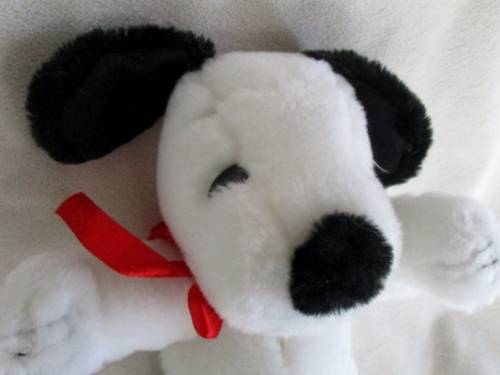 A CUTE, SMALL, COLLECTABLE SNOOPY - 19CM TALL