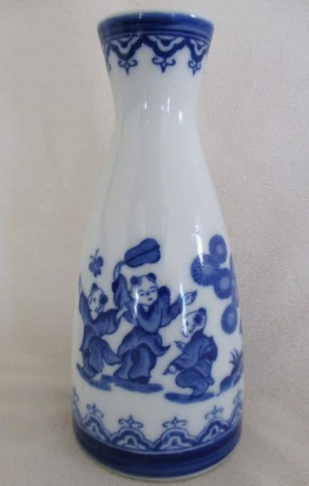 CHARMING BLUE AND WHITE PORCELAIN SAKE DECANTER DEPICTING CHILDREN PLAYING - SIGNED ON BASE