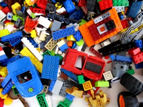 BARGAIN TIME! - LOT 1 - LARGE LEGO BOX FILLED WITH REAL LEGO PIECES - FAR, FAR OVER 1000 PIECES!!