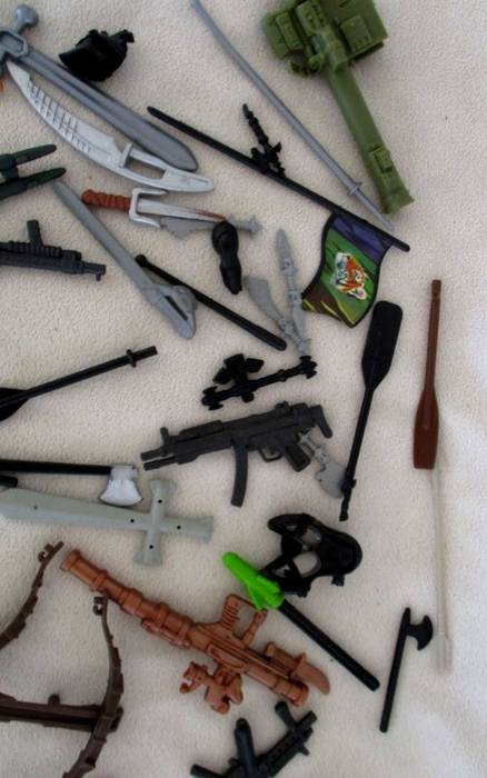 BATCH OF MILITARY AND OTHER EQUIPMENT FOR YOUR ACTION FIGURES