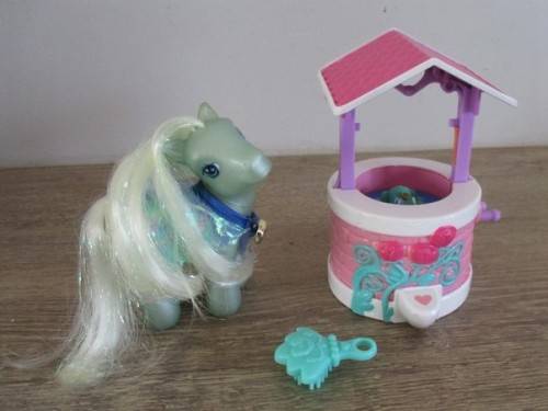 HASBRO G3 MY LITTLE PONY - CRYSTAL CROWN WITH WISHING WELL AND BRUSH