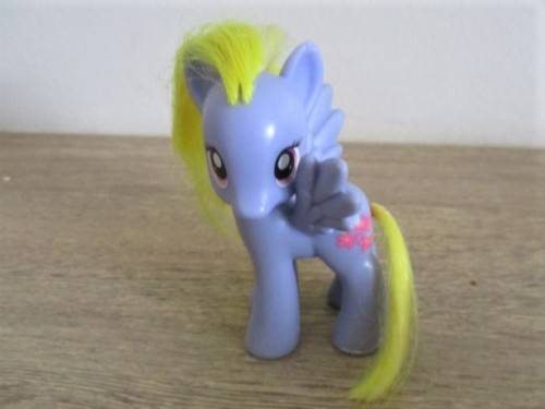 EIGHT CUTE MY LITTLE PONIES IN A PRETTY BAG TO THRILL A LITTLE GIRL!