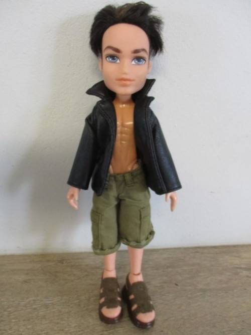 2003 MGA BRATZ BOYZ DOLL DYLAN WITH FUNKY HAIRSTYLE