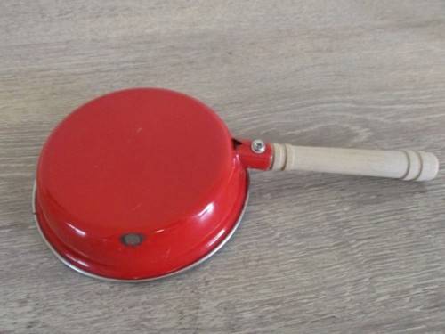 VINTAGE MINIATURE ENAMEL PAN PLUS UTENSILS FOR YOUR VINTAGE TOY STOVE