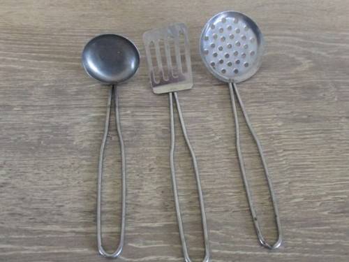 VINTAGE MINIATURE ENAMEL PAN PLUS UTENSILS FOR YOUR VINTAGE TOY STOVE