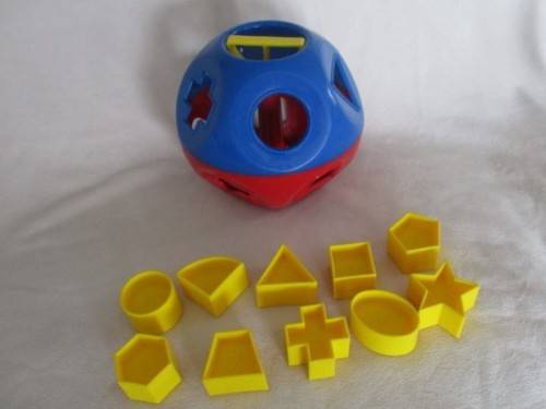 A GREAT, DURABLE EDUCATIONAL TOY -  TUPPERWARE SHAPE-O-TOY BALL WITH ALL TEN SHAPES