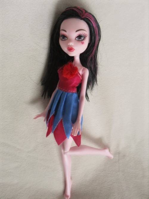 THIS IS DRACULAURA - THE  GENUINE MATTEL MONSTER HIGH DOLL!!