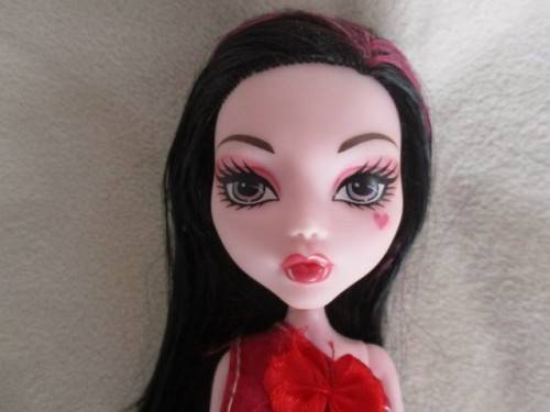 THIS IS DRACULAURA - THE  GENUINE MATTEL MONSTER HIGH DOLL!!