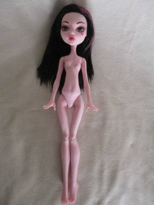 THIS IS DRACULAURA - THE  GENUINE MATTEL MONSTER HIGH DOLL!!