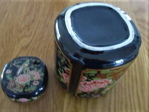 A MOST UNUSUAL BLACK GENUINE IMPERIAL IMARI GINGER JAR WITH GORGEOUS GILT, GREEN AND PINK DESIGN