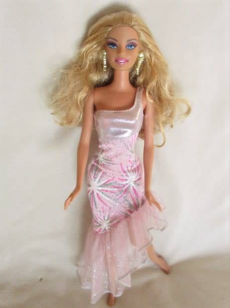 GLAMOROUS MATTEL BARBIE DOLL WITH KNEES THAT BEND AND WEARING ORIGINAL EARRINGS