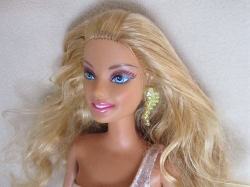 GLAMOROUS MATTEL BARBIE DOLL WITH KNEES THAT BEND AND WEARING ORIGINAL EARRINGS