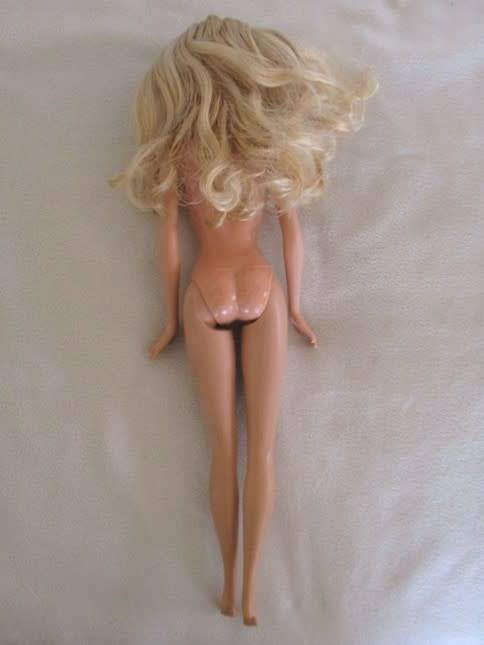 GLAMOROUS MATTEL BARBIE DOLL WITH KNEES THAT BEND AND WEARING ORIGINAL EARRINGS