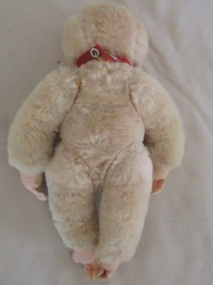 A VINTAGE 1950's/60's FULLY JOINTED MOHAIR RUBBER-FACED SCHUCO MONKEY WITH FELT EARS AND SQUEAKER