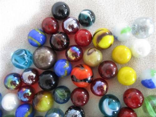 A DENIM DRAWSTRING BAG CONTAINING 160 GOOD QUALITY MARBLES PLUS 6 SHOOTERS IN VARIOUS SIZES