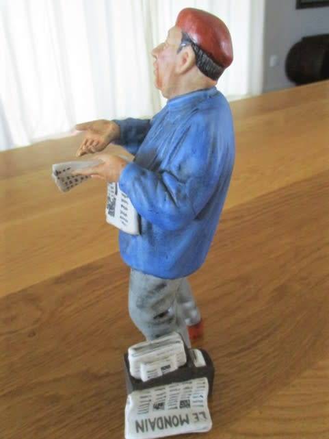 RATHER RARE ROYAL DOULTON FIGURINE (RETIRED) - THE PARISIAN HN2445 (NEWSPAPER SELLER) CIRCA 1972-75