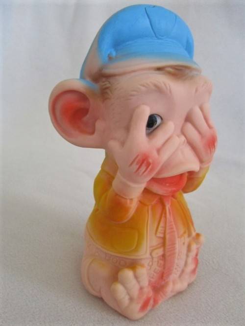 AN ADORABLE VINTAGE RUBBER PEEK-A-BOO MONKEY