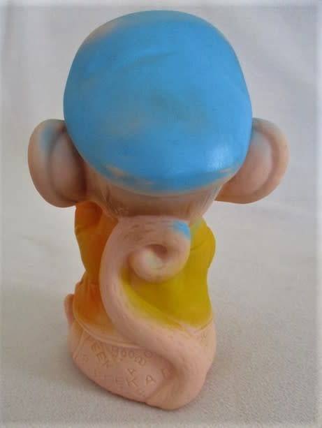 AN ADORABLE VINTAGE RUBBER PEEK-A-BOO MONKEY