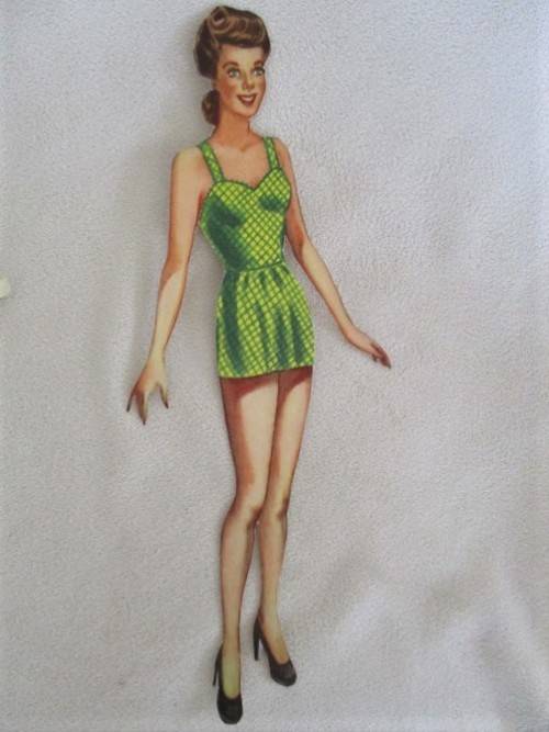 VINTAGE 1950's MOTHER AND DAUGHTER PAPER DOLLS WITH SOME MATCHING OUTFITS