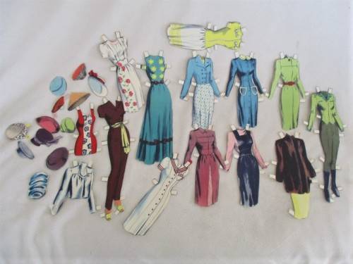 VINTAGE 1950's MOTHER AND DAUGHTER PAPER DOLLS WITH SOME MATCHING OUTFITS