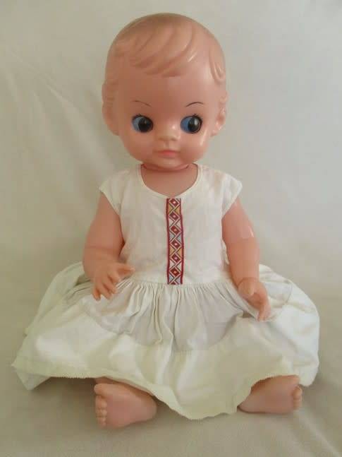 A LOVELY VINTAGE 1950's/60's DOLL - 48CM TALL WITH SIDEWARD GLANCING EYES  - MADE IN HONG KONG